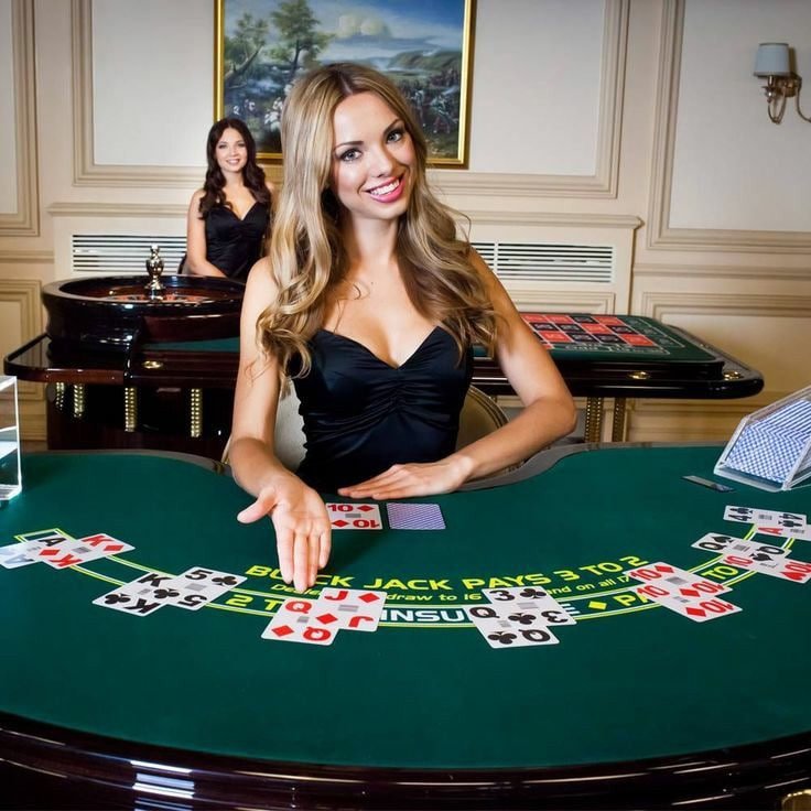 Slot machine penuh warna dengan berbagai simbol keberuntungan dan grafik menarik